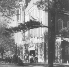 thumbs/CAMPUS 11 CHAPEL BREAK DURING A DAY OF RETREAT 1944.jpg